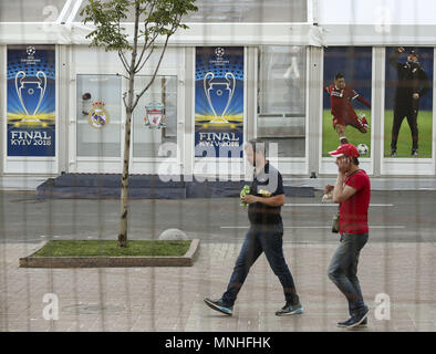 Kiev, Ukraine. 17 mai, 2018. Les travailleurs décorer une fan zone avec des bannières la promotion de la finale de la Ligue des Champions à Kiev, Ukraine, 17, 2018. Kiev se prépare à accueillir l'UEFA Women's Champions League entre Wolfsburg et Lyon à Valeriy Lobanovskiy Dynamo Stadium le 24 mai 2018 et la finale de la Ligue des Champions de match entre le Real Madrid et Liverpool au stade Olimpiyskiy NSC le samedi 26 mai, 2018. Credit : Sergii Kharchenko/ZUMA/Alamy Fil Live News Banque D'Images