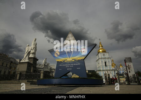 Kiev, Ukraine. 17 mai, 2018. Une grande star annonçant des femmes de l'UEFA Champions League et l'UEFA Champions League finas est vu installé en face de Saint Michel monastère à Kiev, Ukraine, 17, 2018. Kiev se prépare à accueillir l'UEFA Women's Champions League entre Wolfsburg et Lyon à Valeriy Lobanovskiy Dynamo Stadium le 24 mai 2018 et la finale de la Ligue des Champions de match entre le Real Madrid et Liverpool au stade Olimpiyskiy NSC le samedi 26 mai, 2018. Credit : Sergii Kharchenko/ZUMA/Alamy Fil Live News Banque D'Images