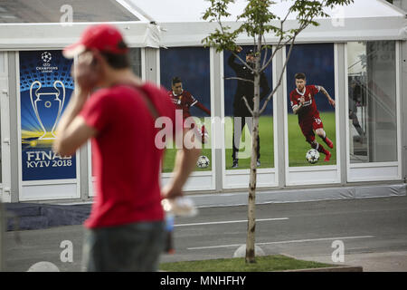 Kiev, Ukraine. 17 mai, 2018. Les travailleurs décorer une fan zone avec des bannières la promotion de la finale de la Ligue des Champions à Kiev, Ukraine, 17, 2018. Kiev se prépare à accueillir l'UEFA Women's Champions League entre Wolfsburg et Lyon à Valeriy Lobanovskiy Dynamo Stadium le 24 mai 2018 et la finale de la Ligue des Champions de match entre le Real Madrid et Liverpool au stade Olimpiyskiy NSC le samedi 26 mai, 2018. Credit : Sergii Kharchenko/ZUMA/Alamy Fil Live News Banque D'Images