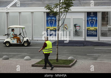 Kiev, Ukraine. 17 mai, 2018. Les travailleurs décorer une fan zone avec des bannières la promotion de la finale de la Ligue des Champions à Kiev, Ukraine, 17, 2018. Kiev se prépare à accueillir l'UEFA Women's Champions League entre Wolfsburg et Lyon à Valeriy Lobanovskiy Dynamo Stadium le 24 mai 2018 et la finale de la Ligue des Champions de match entre le Real Madrid et Liverpool au stade Olimpiyskiy NSC le samedi 26 mai, 2018. Credit : Sergii Kharchenko/ZUMA/Alamy Fil Live News Banque D'Images