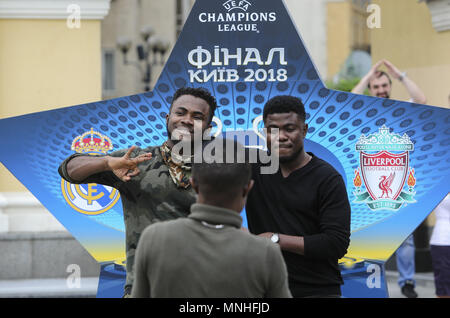 Kiev, Ukraine. 17 mai, 2018. Les étrangers de prendre des photos près d'une grande star annonçant des femmes de l'UEFA Champions League et l'UEFA Champions League finas lors de l'indépendance, square downtown Kiev, Ukraine, 17, 2018. Kiev se prépare à accueillir l'UEFA Women's Champions League entre Wolfsburg et Lyon à Valeriy Lobanovskiy Dynamo Stadium le 24 mai 2018 et la finale de la Ligue des Champions de match entre le Real Madrid et Liverpool au stade Olimpiyskiy NSC le samedi 26 mai, 2018. Credit : Sergii Kharchenko/ZUMA/Alamy Fil Live News Banque D'Images