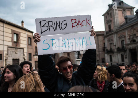 Madrid, Espagne. 17 mai, 2018. Personnes qui protestaient au cours de la Journée internationale contre l'homophobie, la transphobie et la Biphobie pour exiger l'égalité de la communauté LGBT. Madrid, Espagne. Credit : Marcos del Mazo/Alamy Live News Banque D'Images