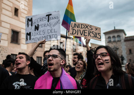 Madrid, Espagne. 17 mai, 2018. Personnes qui protestaient au cours de la Journée internationale contre l'homophobie, la transphobie et la Biphobie pour exiger l'égalité de la communauté LGBT. Madrid, Espagne. Credit : Marcos del Mazo/Alamy Live News Banque D'Images