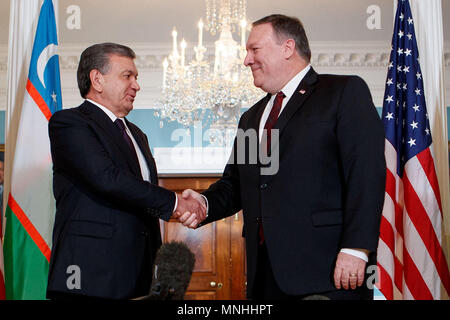 Washington, USA. 17 mai, 2018. La secrétaire d'État des États-Unis, Mike Pompeo (R), serre la main avec le président ouzbek Shavkat Mirziyoyev pendant leur réunion au Ministère d'État à Washington, DC, États-Unis, le 17 mai 2018. Credit : Ting Shen/Xinhua/Alamy Live News Banque D'Images