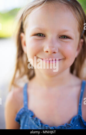 Portrait de petite fille décontracté en plein air, sur la journée d'été Banque D'Images