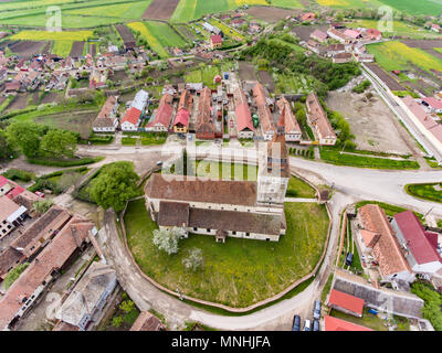 Eglise fortifiée Feldioara, près de Brasov Transilvania, Roumanie. Vue aérienne d'un drone. Banque D'Images