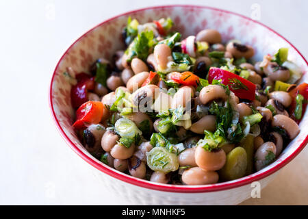 Salade de haricots à la tomate, le persil et l'Aneth / Borulce / Salatasi Salata. L'alimentation biologique. Banque D'Images