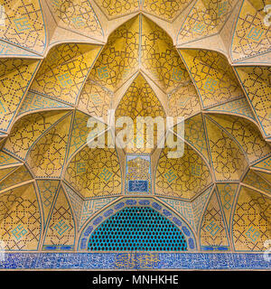 ISFAHAN, IRAN - avril 29, 2015 : Mosaïque de la mosquée Jameh d'Isfahan, Iran. Cette mosquée est classé au Patrimoine Mondial de l'UNESCO Banque D'Images