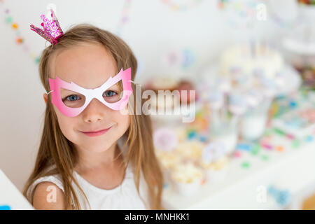 Adorable petite fille princesse avec couronne à kids Birthday party Banque D'Images
