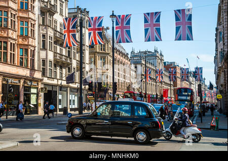 Londres - le 15 juin 2018, Union Jack noir plane sur rue animée en préparation de fêtes de Mariage Royal Banque D'Images