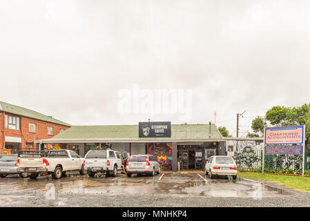 HOWICK, AFRIQUE DU SUD - le 22 mars 2018 : Le Café Steampunk près de Howick, dans le Kwazulu-Natal Midlands Meander. La pluie et les véhicules sont vis Banque D'Images