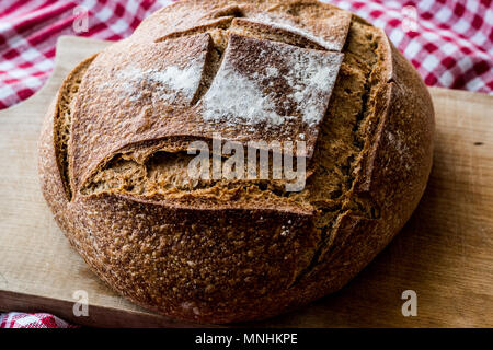 Irish soda bread sur tabelcloth. L'alimentation biologique. Banque D'Images