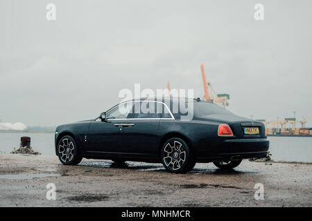 Un "Badge" noir édition spéciale Rolls-royce Ghost est photographié avec Rolls Royce press event à Riga - 13 juin, 2017 Banque D'Images