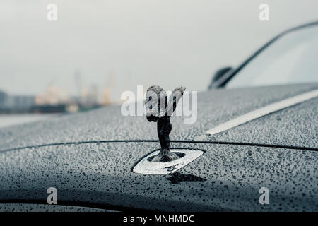 Un "Badge" noir édition spéciale Rolls-royce Ghost est photographié avec Rolls Royce press event à Riga - 13 juin, 2017 Banque D'Images