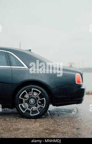 Un "Badge" noir édition spéciale Rolls-royce Ghost est photographié avec Rolls Royce press event à Riga - 13 juin, 2017 Banque D'Images