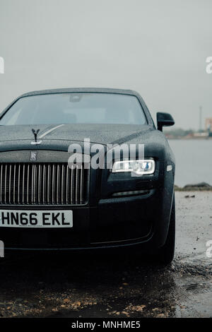 Un "Badge" noir édition spéciale Rolls-royce Ghost est photographié avec Rolls Royce press event à Riga - 13 juin, 2017 Banque D'Images