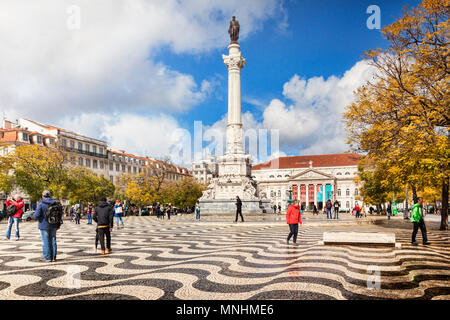 5 mars 2018 : Lisbonne, Portugal - Historique de la place Rossio, avec la colonne de Pedro IV, le soleil du printemps. Banque D'Images