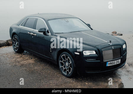 Un "Badge" noir édition spéciale Rolls-royce Ghost est photographié avec Rolls Royce press event à Riga - 13 juin, 2017 Banque D'Images