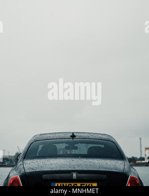 Un "Badge" noir édition spéciale Rolls-royce Ghost est photographié avec Rolls Royce press event à Riga - 13 juin, 2017 Banque D'Images