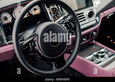 Un "Badge" noir édition spéciale Rolls-royce Ghost est photographié avec Rolls Royce press event à Riga - 13 juin, 2017 Banque D'Images