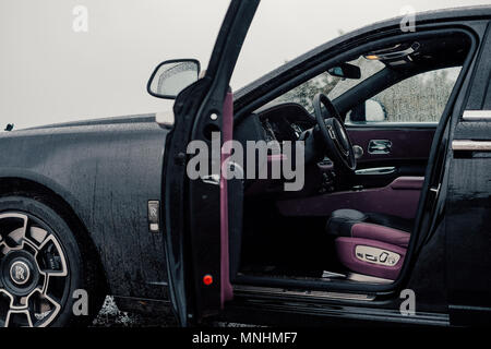 Un "Badge" noir édition spéciale Rolls-royce Ghost est photographié avec Rolls Royce press event à Riga - 13 juin, 2017 Banque D'Images