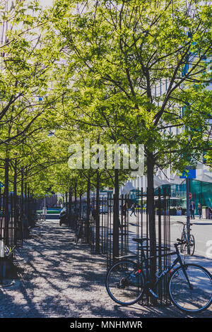 DUBLIN, IRLANDE - Mai 16th, 2018 : détail de la place Grand Canal avec des arbres, des vélos et des piétons sur les docks de Dublin de côté Banque D'Images