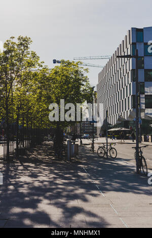 DUBLIN, IRLANDE - Mai 16th, 2018 : détail de la place Grand Canal avec des arbres, des vélos et des piétons sur les docks de Dublin de côté Banque D'Images