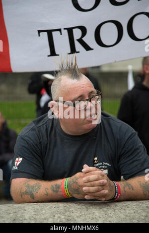 Membre de l'EDL, devant une bannière Appuyons nos troupes Banque D'Images