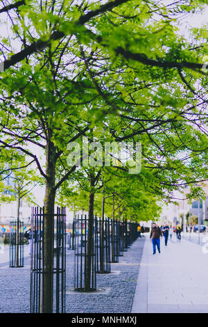 DUBLIN, IRLANDE - Mai 16th, 2018 : détail de la place Grand Canal avec des arbres, des vélos et des piétons sur les docks de Dublin de côté Banque D'Images