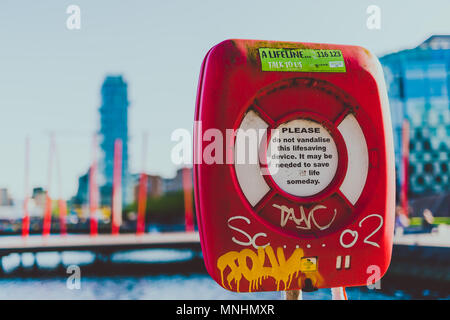 DUBLIN, IRLANDE - Mai 16th, 2018 : lifesaver et détail de Grand Canal Dock tourné à faible profondeur de champ Banque D'Images