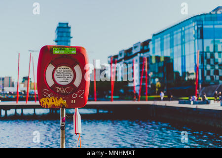 DUBLIN, IRLANDE - Mai 16th, 2018 : lifesaver et détail de Grand Canal Dock tourné à faible profondeur de champ Banque D'Images