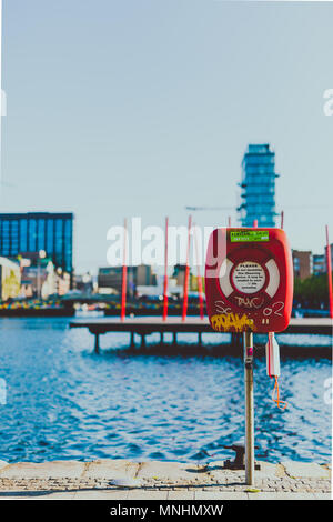 DUBLIN, IRLANDE - Mai 16th, 2018 : lifesaver et détail de Grand Canal Dock tourné à faible profondeur de champ Banque D'Images