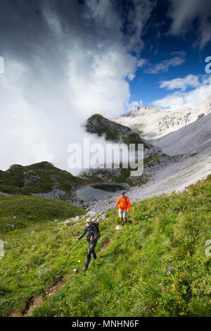 Deux randonneurs près du sommet du mont Krn météo dynamique avec en arrière-plan, les Alpes Juliennes, en Slovénie Banque D'Images