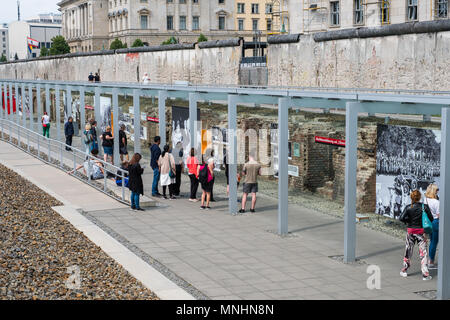 Berlin, Allemagne - mai 2018 : les gens à la topographie de la Terreur (allemand : Topographie des terreurs) Musée historique en plein air à Berlin, Allemagne Banque D'Images