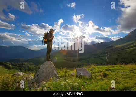 Les ranger du parc National de Triglav debout sur rocher surplombant un paysage magnifique du mont Krn, Triglav, Slovénie Banque D'Images