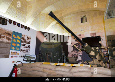 Pièce / affichage des pièces y compris WW2 / World War 2 / WWII recherchez la lumière et pièce d'artillerie anti aircraft / fusil dans la Malte en guerre, exposition, Malte. Banque D'Images