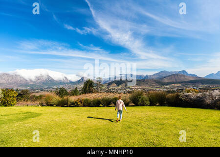 Little girl enjoying view à travers les vignes avec paysage de montagne à Cape Town Afrique du Sud Banque D'Images