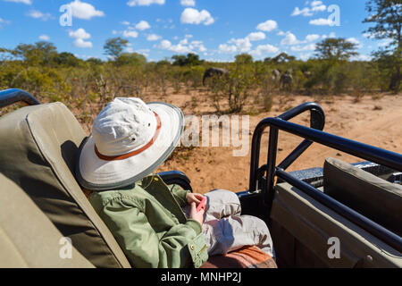 Adorable petite fille en Afrique du Sud safari sur commande de jeu de matin en véhicule ouvert Banque D'Images