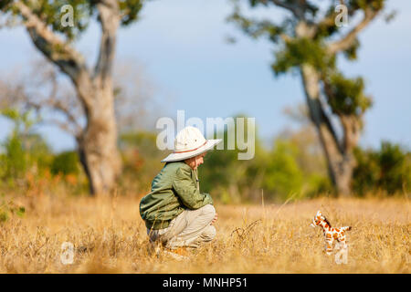 Adorable petite fille en Afrique du Sud safari avec jouet girafe Banque D'Images