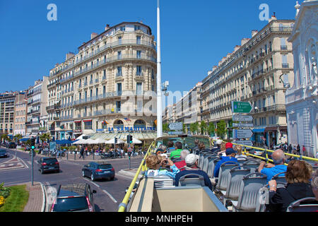 Visite de la ville, bus avec des touristes à quai du port avec restaurant La Samaritaine sur le vieux port Vieux Port, Marseille, Bouches-du-Rhône, France Banque D'Images