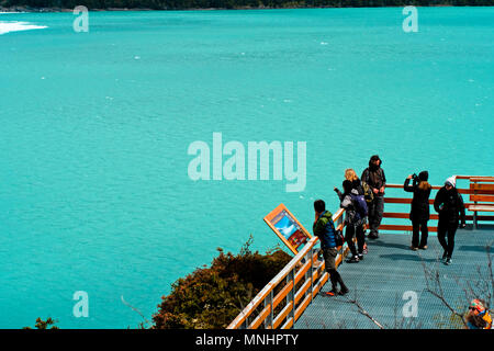 Les touristes en promenade surplombant le glacier Perito Moreno dans le Parc National Los Glaciares, El Calafate, Santa Cruz, Argentine Banque D'Images