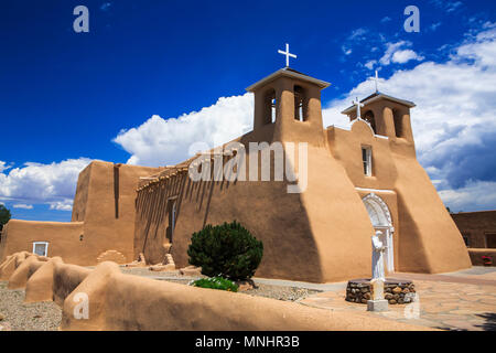 La mission San Francisco de Asís à Taos, Nouveau Mexique est l'un des structures les plus emblématiques dans le sud-ouest et a été nommé site du patrimoine mondial par l'UNESCO et d'un Monument Historique National des États-Unis. Banque D'Images