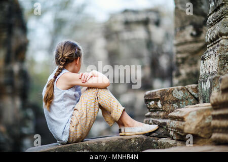 Petite fille à l'ancien temple Preah Khan à Angkor au Cambodge zone archéologique Banque D'Images