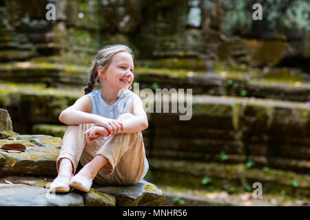 Petite fille dans l'ancien temple d'Angkor Wat à Siem Reap, Cambodge Banque D'Images