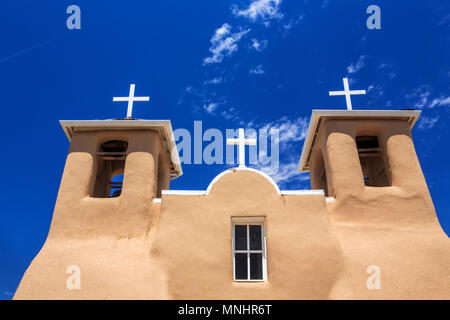 La mission San Francisco de Asís à Taos, Nouveau Mexique est l'un des structures les plus emblématiques dans le sud-ouest et a été nommé site du patrimoine mondial par l'UNESCO et d'un Monument Historique National des États-Unis. Banque D'Images