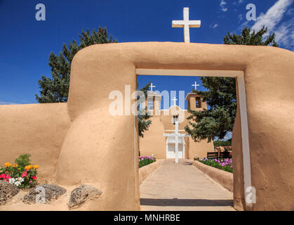 La mission San Francisco de Asís à Taos, Nouveau Mexique est l'un des structures les plus emblématiques dans le sud-ouest et a été nommé site du patrimoine mondial par l'UNESCO et d'un Monument Historique National des États-Unis. Banque D'Images