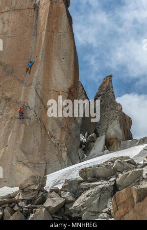 Deux alpinistes difficile Aiguille du Midi dans les Alpes, Haute-Savoie, France Banque D'Images