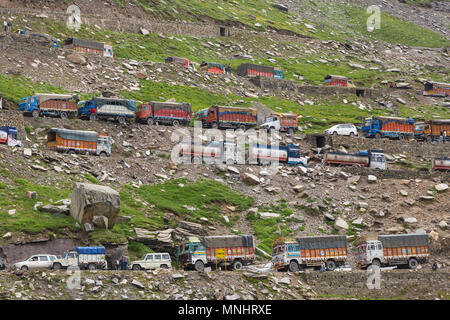 Manali, Inde - le 19 juillet 2017 : beaucoup de voitures et camions bloqués dans embouteillage à Rohtang en raison d'un glissement de l'état de l'Himachal Pradesh, Inde du Nord Banque D'Images