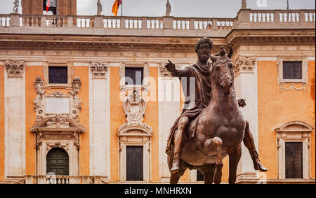 Equestrian statue en bronze de Marc Aurèle sur la Piazza del Campidoglio à Rome Banque D'Images