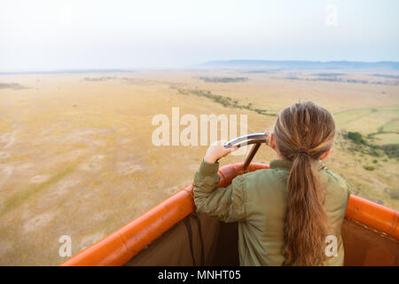 Petite fille profiter de vol tôt matin sur ballon chaud dans le parc national de Masai Mara, Kenya Banque D'Images